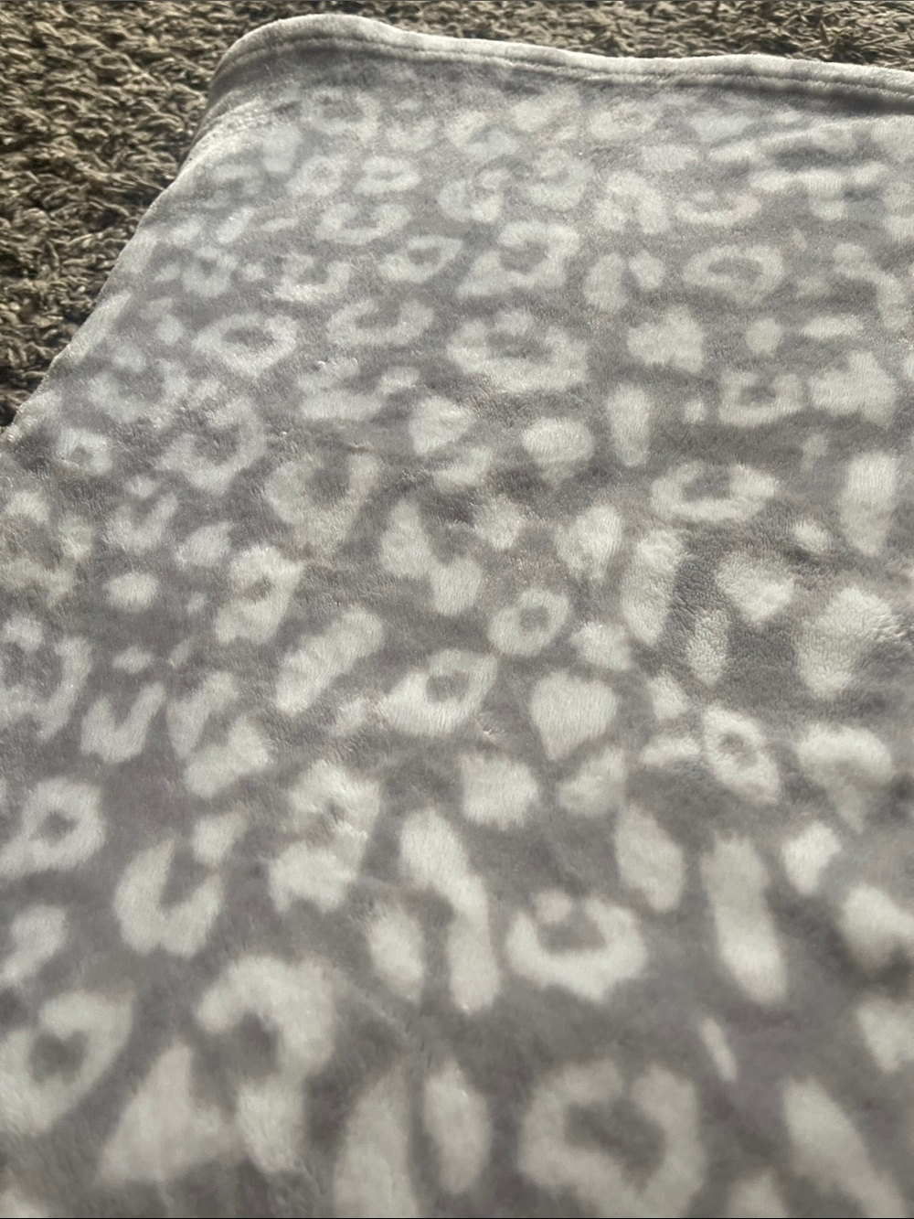 LEOPARD THROW BLANKET - Picture 2 of 3